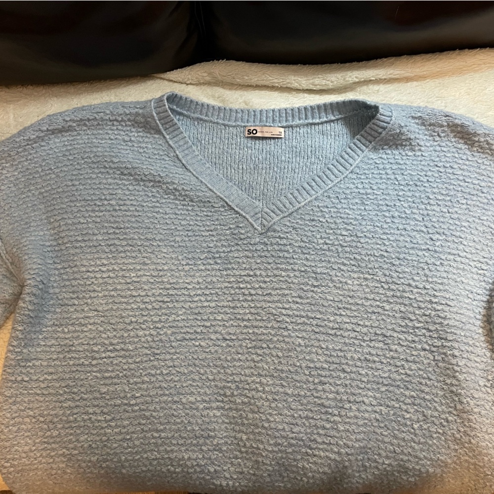 SO V-neck pullover sweater